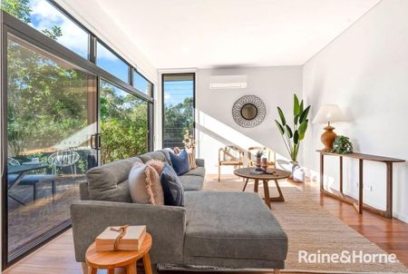 Contemporary Townhouse - Photo 3