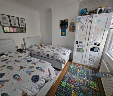 3 bedroom end of terrace house to rent - Photo 4