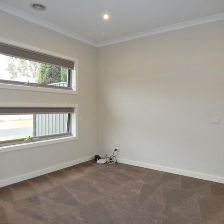 Luxury Townhouse in Prime Location! - Photo 3