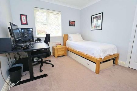 Strathcona Gardens, Knaphill, Woking, Surrey, GU21 - Photo 4