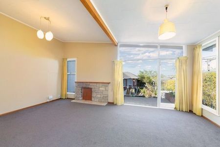 Charming 3BR Home with Garden! - Photo 3