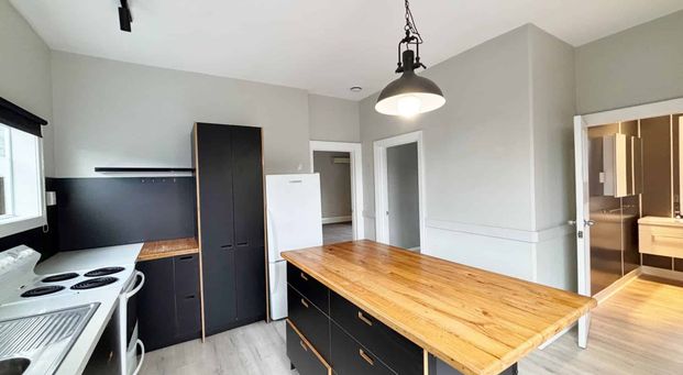 PHILLIPSTOWN - 3 BEDROOMS, 1 BATHROOM, HEATPUMP, LOGBURNER, TANDEM GARAGE - Photo 1