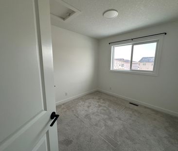 Modern 3 Bed, 2.5 Bath Townhouse in Sylvan Lake - Photo 5