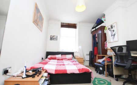 Ocean Letting and Management are pleased to present this high spec central apartment offering furnished accommodation in the heart of the city. The property comprises of a good size lounge, kitchen diner (with all appliances), three double bedrooms and a bathroom with shower. There is an allocated parking space and also storage cupboards within the flat. The property would be ideal for three professional people needing city centre access. Energy rating D. - Photo 2