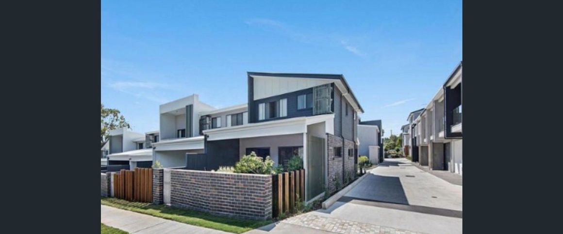 Modern 3-Storey Townhouse With Double Garage - Photo 1