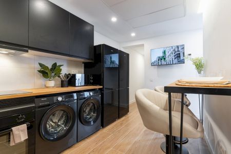 Modern room with private bathroom - Photo 2