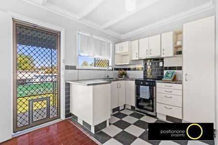 Highset home with bonus kitchenette and teenagers retreat under! - Photo 2