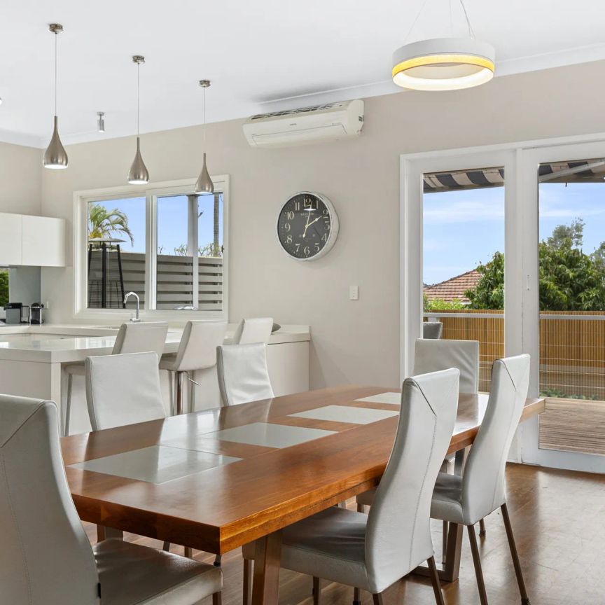LUXURIOUS FAMILY HOME IN CONVENIENT LOCALE - Photo 1