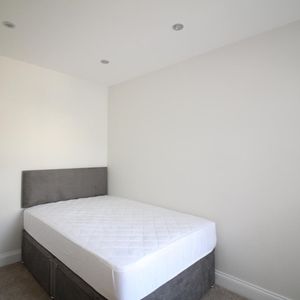 2 Bed Flat, Gilbey Road, SW17 - Photo 2