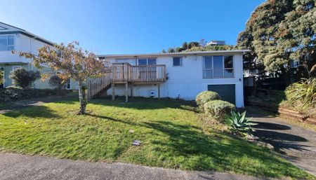 Tidy home with large yard - Photo 4