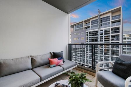 Chic and Contemporary One Bedroom + Study - Photo 3