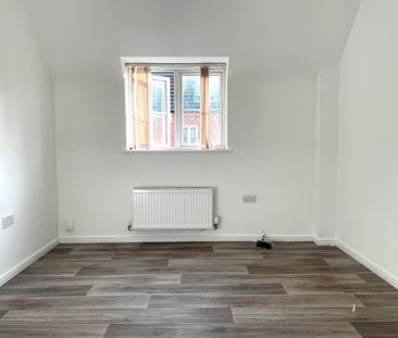 2 bedroom coach house to rent - Photo 3