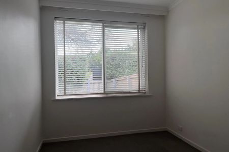 Convenient Ground Floor Two Bedroom Apartment - Photo 5