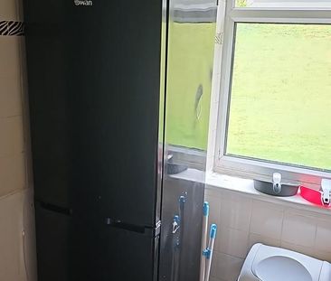 1 bedroom in a flat share to rent - Photo 4