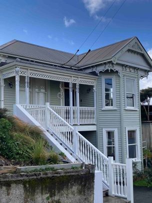 Classic Four Bedroom Villa Recently Renovated - Photo 1