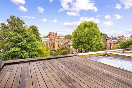 Beautifully finished five bedroom family home in South Kensington. - Photo 4