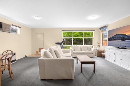 LOVELY THREE BEDROOM HOME! - Photo 5