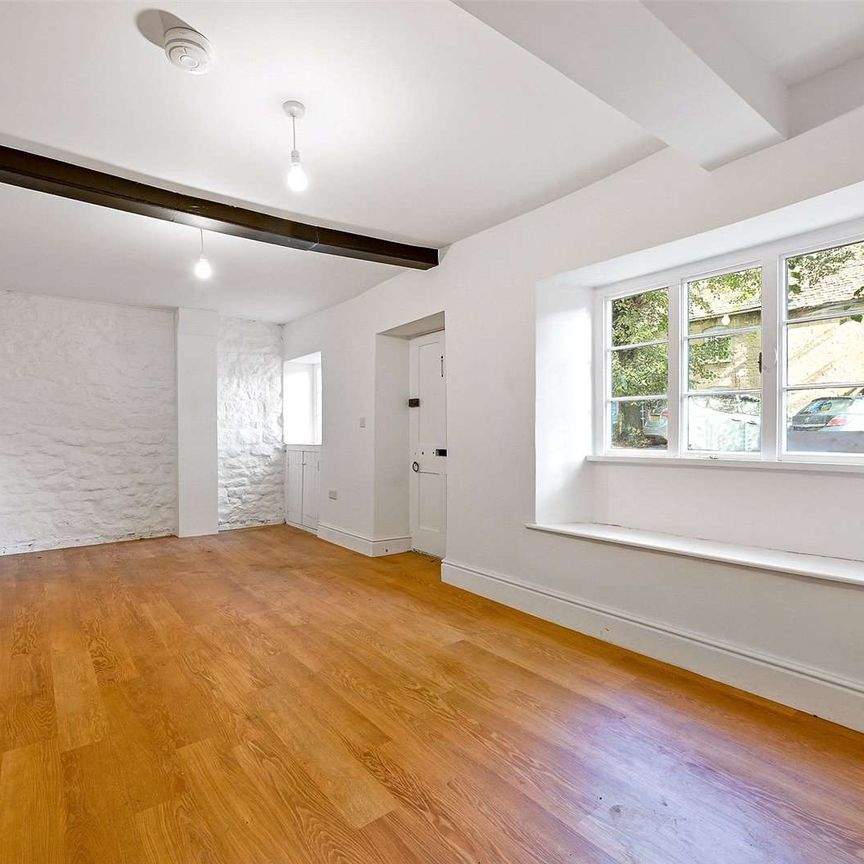 A beautfiully restored four bedroom Cottage - Photo 1