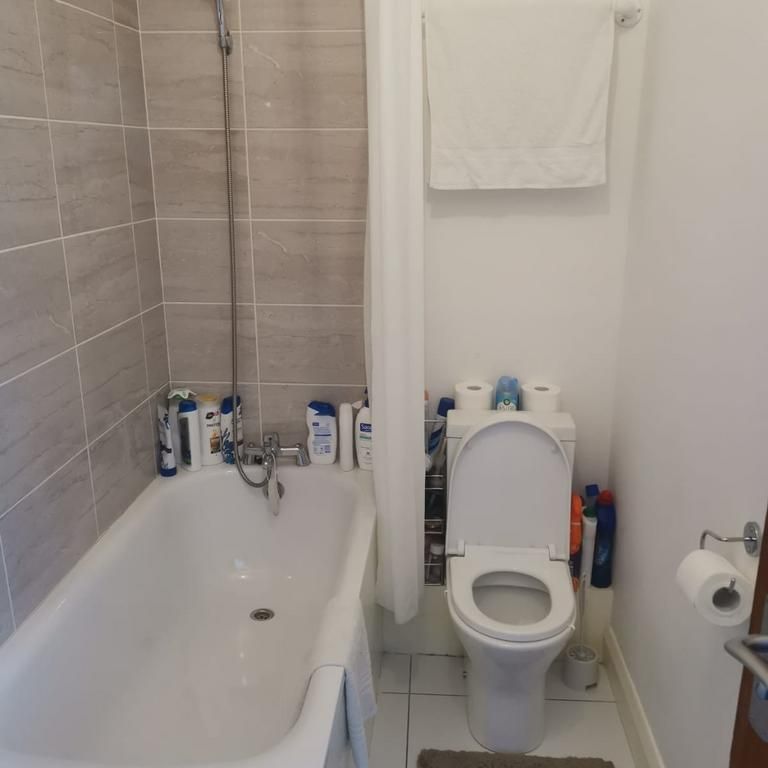 1 bedroom in a house share to rent - Photo 1