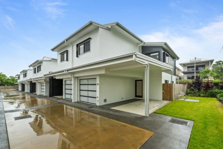 LUXURY TOWNHOUSE WITH BUSHLAND OUTLOOK - Photo 2