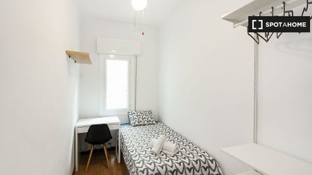 barcelona, Catalonia 08012 - Photo 4