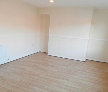 3 bedroom end of terrace house to rent - Photo 2
