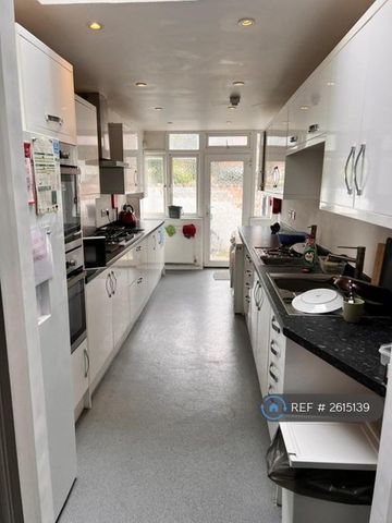 1 bedroom in a house share to rent - Photo 3