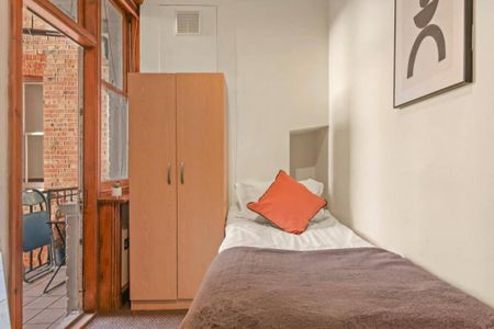 1 bedroom in a house share to rent - Photo 2