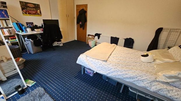 1 bedroom in a house share to rent - Photo 1