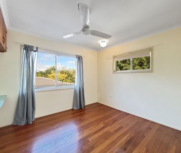 Spacious Family Home in Leafy Cul-De-Sac, with Pool! - Photo 5