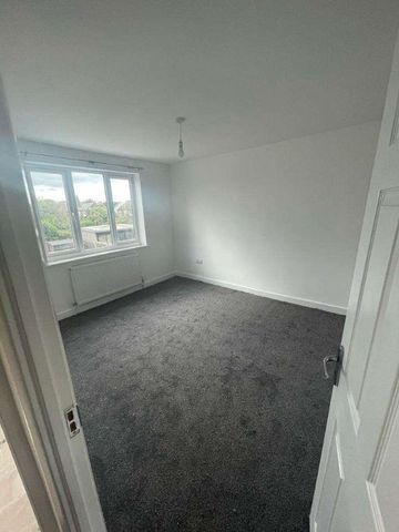 Sheringham Avenue, Romford, London, United Kingdom, RM7 - Photo 2