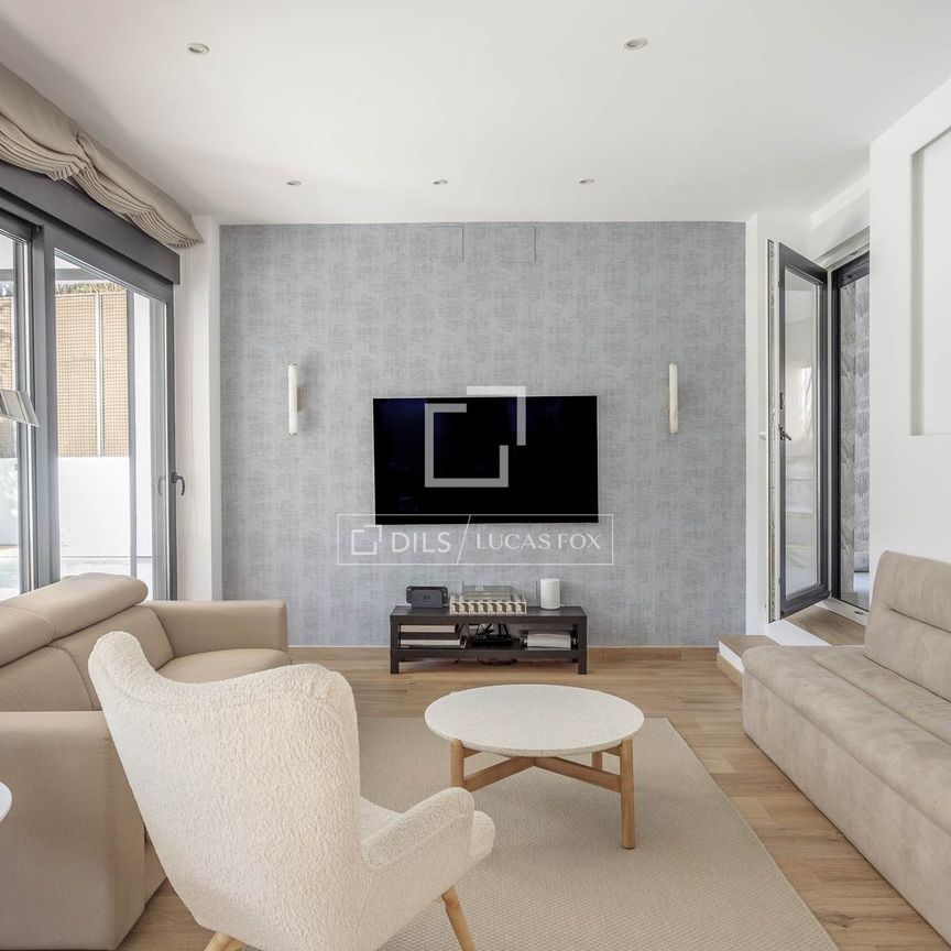 Exclusive furnished 5-bedroom villa for rent in La Moraleja Urbanization - Photo 1