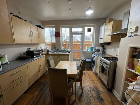 1 bedroom in a house share to rent - Photo 2