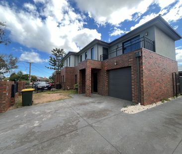 Spendid 3Br Townhouse in Sunshine West! - Photo 4