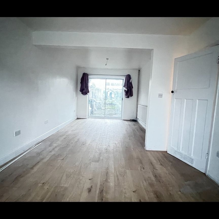 3 Bed Terraced House, Pembroke Avenue, LU4 - Photo 1