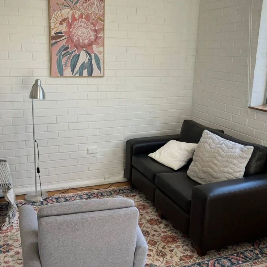 Stylish Street-Facing Studio with Secure Parking in the Heart of St Kilda - FURNISHED! - Photo 1