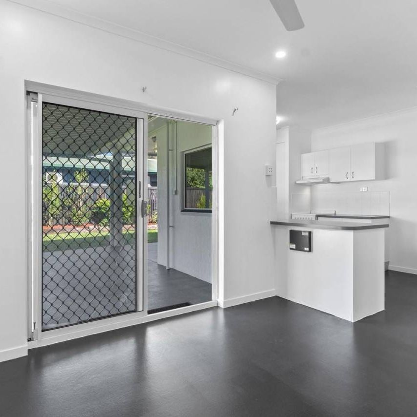 Fully Air condition - 13KW Solar - Pool - Near Mt Sheridan Plaza - Photo 1