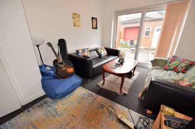 3 bedroom House in Cardigan Lane, Leeds - Photo 2