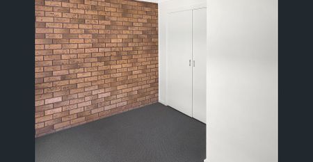 Spacious 2-Bedroom Villa – Freshly Updated & Conveniently Located - Photo 5