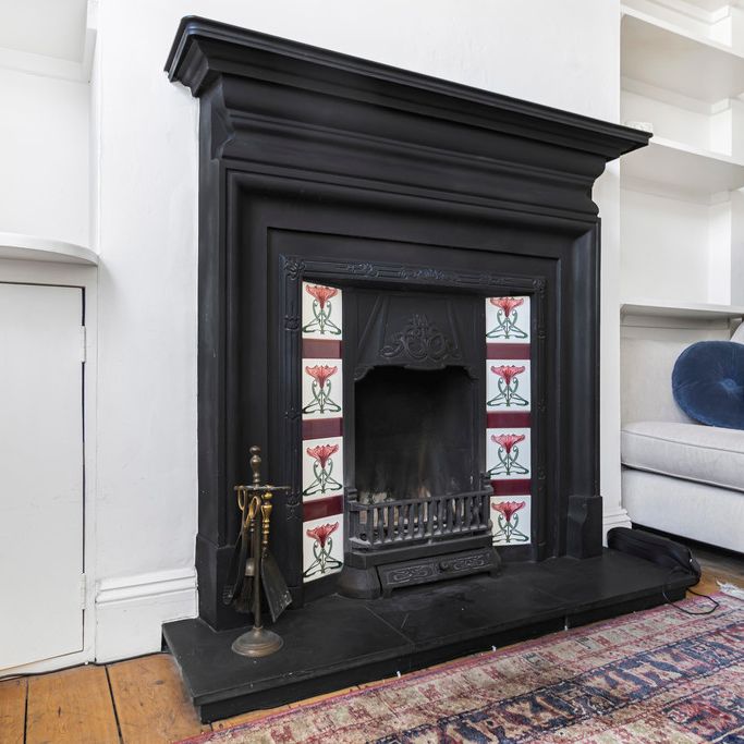 A charming two-bedroom Victorian home in Trumpington, featuring on-road parking and a long south-facing garden. Located near local amenities including shops, a primary school, and excellent transport links to Addenbrooke’s and the M11.. - Photo 1