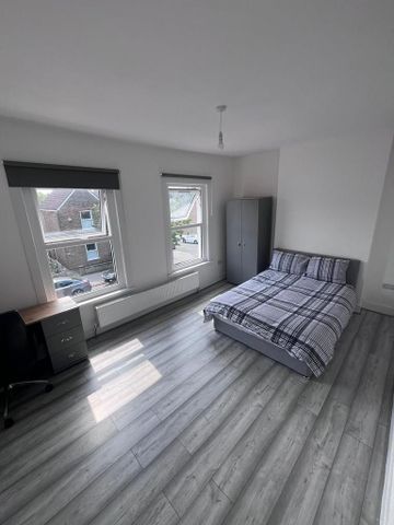 4 bedroom semi-detached house to rent - Photo 4