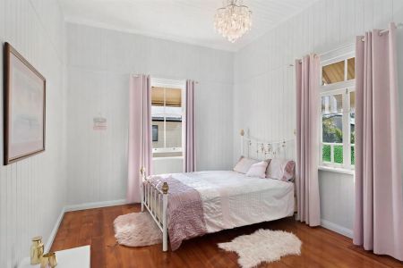 Stunning traditional Queenslander, walk to beach - Photo 3