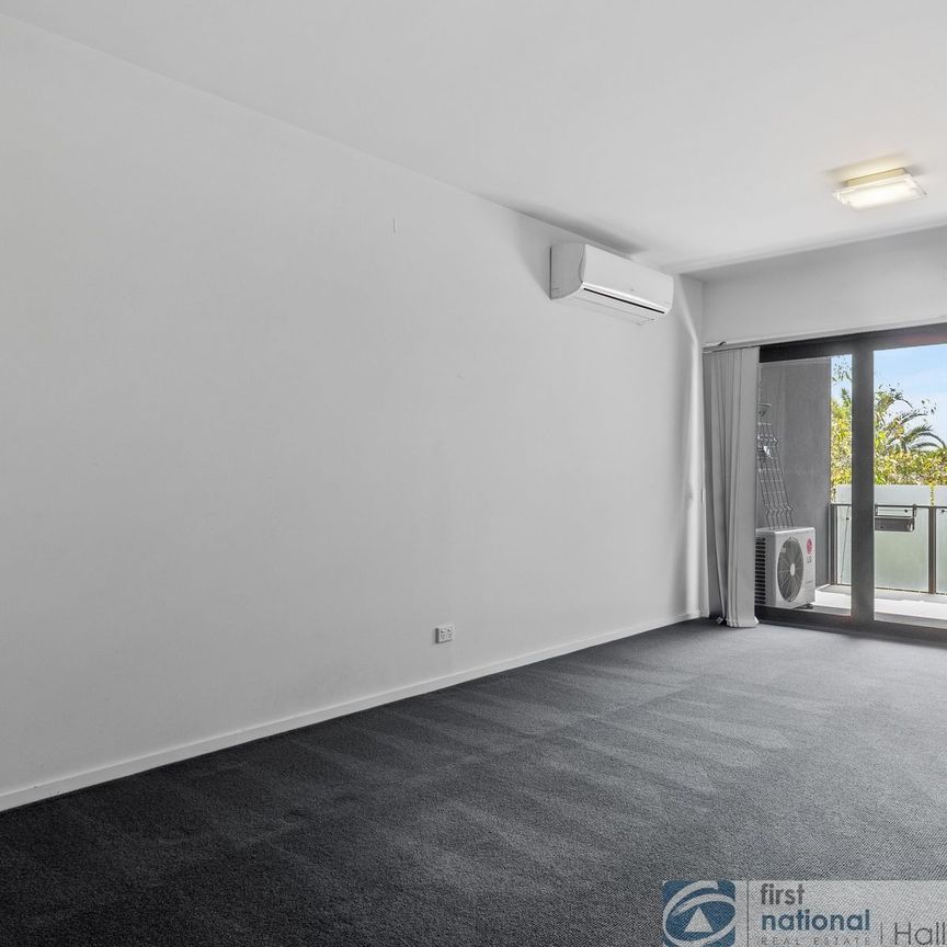 walking distance to train station - Photo 1