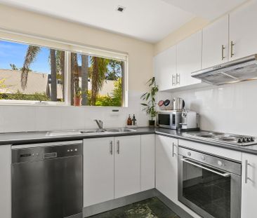 A Surprisingly Tranquil, Lush, Urban Townhouse - Photo 3