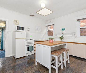 Bright & Lovely 2-Bedroom Home – Convenience at Your Doorstep - Photo 4