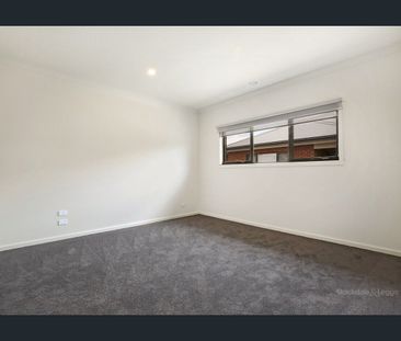 LARGE 3 BEDROOM, 2 BATHROOM HOME OPPOSITE BEAUTIFUL PARKLANDS - Photo 3