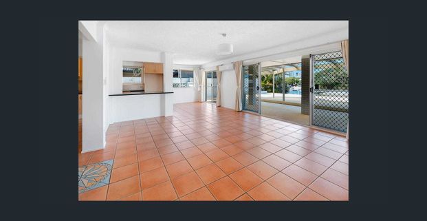 Waterfront house in Broadbeach Water - Photo 1