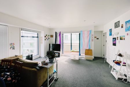 Spacious CBD Apartment - Photo 2