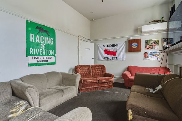 2026 – Spacious Six-Bedroom Home in Prime Location Near the University. - Photo 1