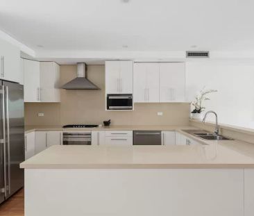 Elegant period residence with garden retreat - Photo 3